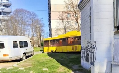 На Виноградаре водитель маршрута №36 потерялся и заехал во двор