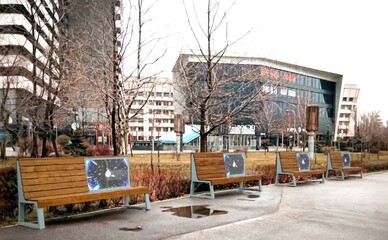 КГГА объяснила, что за странные скамейки с телевизорами появились в Киеве