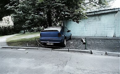 На Русанівці водій захопив прибудинкову територію під парковку та огородив її ланцюгом