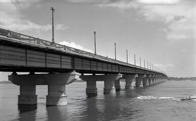 Сьогодні у моста Патона день нарождення - йому виповнилося 72 роки