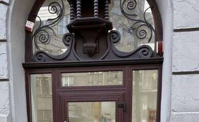 Суд у Львові зобов'язав прибрати пластикові двері з історичного будинку