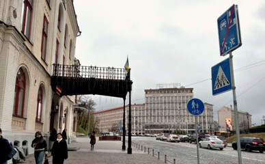 Біля Національної філармонії облаштували інклюзивні паркомісця та велодоріжку