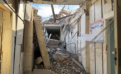 Російська атака зруйнувала дах і четвертий поверх поліклініки на Подолі