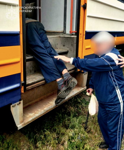 Пассажира зажало в дверях электрички в Киеве - он получил открытые переломы обеих ног