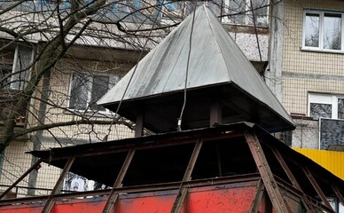 У Києві прибрали незвичайні МАФи, схожі на єгипетські піраміди