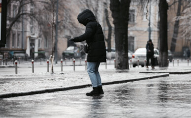 В Киеве вместо тротуаров — сплошной каток: коммунальщики проспали гололедицу