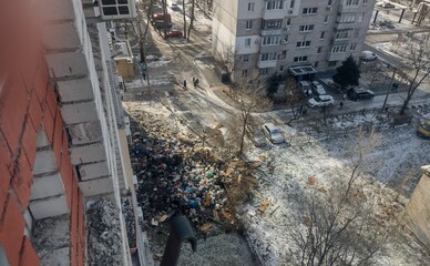 Затопило 9 этажей: в Днепре полдня тушили пожар в квартире, где женщина всю жизнь собирала мусор