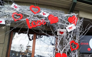 У Дніпрі прикраси до Дня закоханих прикріпили степлером до фасаду на Яворницького