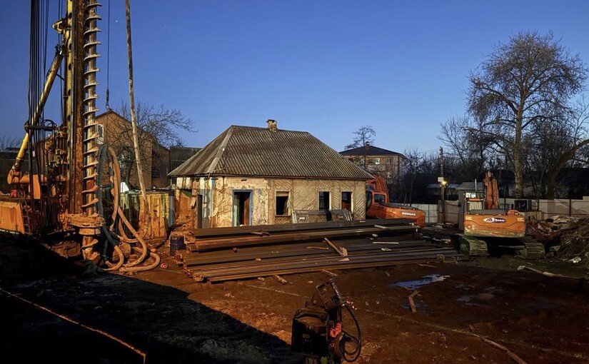 На Осокорках пригнали техніку для можливого знесення історичної садиби