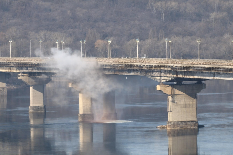 Русанівка та Березняки залишилися без тепла через те, що під мостом Патона прорвало тепломережу