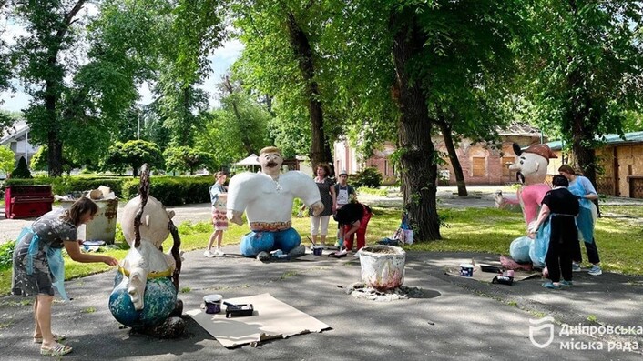 В Днепре юные художники разрисовали сказочные фигуры в парке Глобы