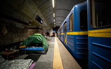 У київському метро дозволили ночувати без тривоги, але палатки просять замінити на компактніші
