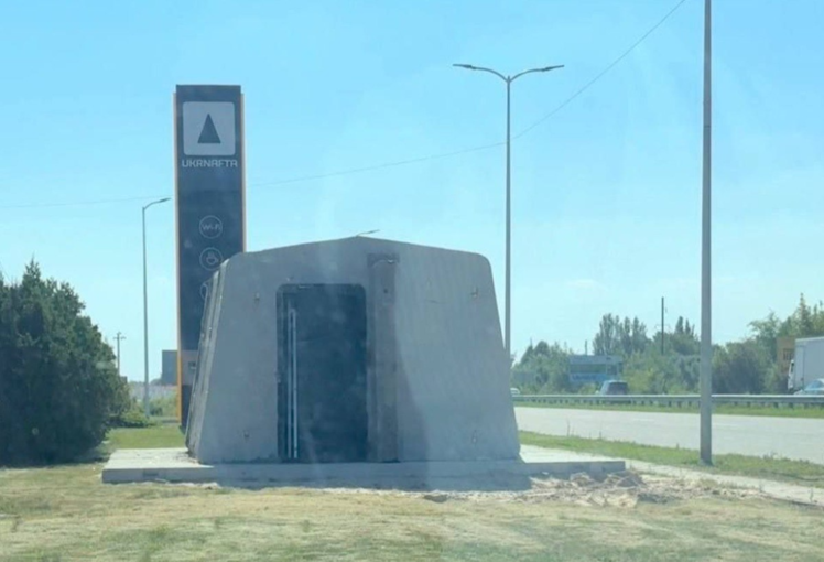 У Дніпрі через загрозу обстрілів встановили бетонне укриття на АЗС