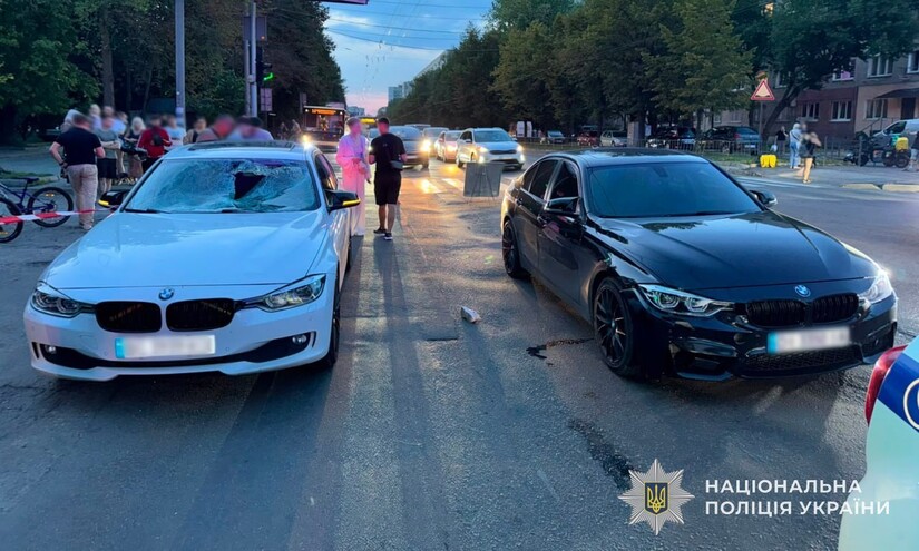 У Львові на переході два BMW збили батька з восьмирічною донькою