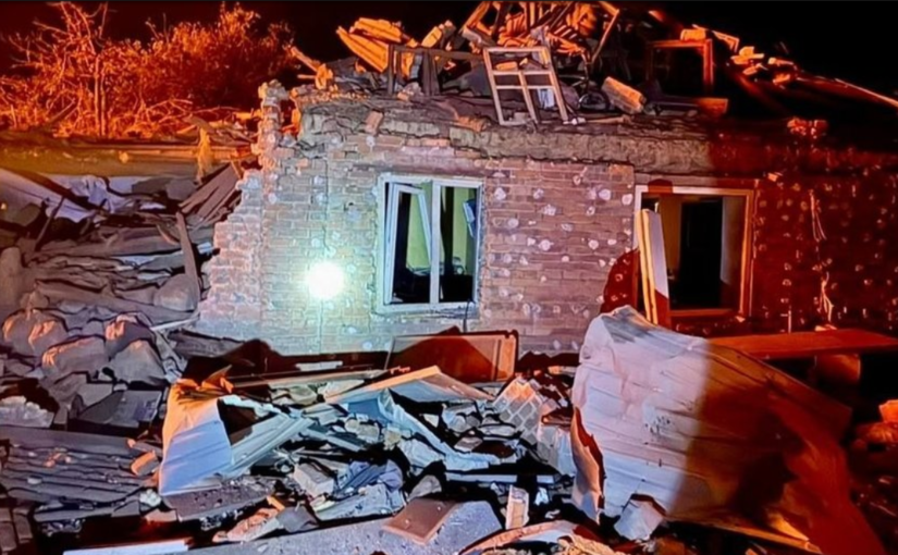 У Дніпрі після обстрілу приватного сектору мешканці самі розбирали завали
