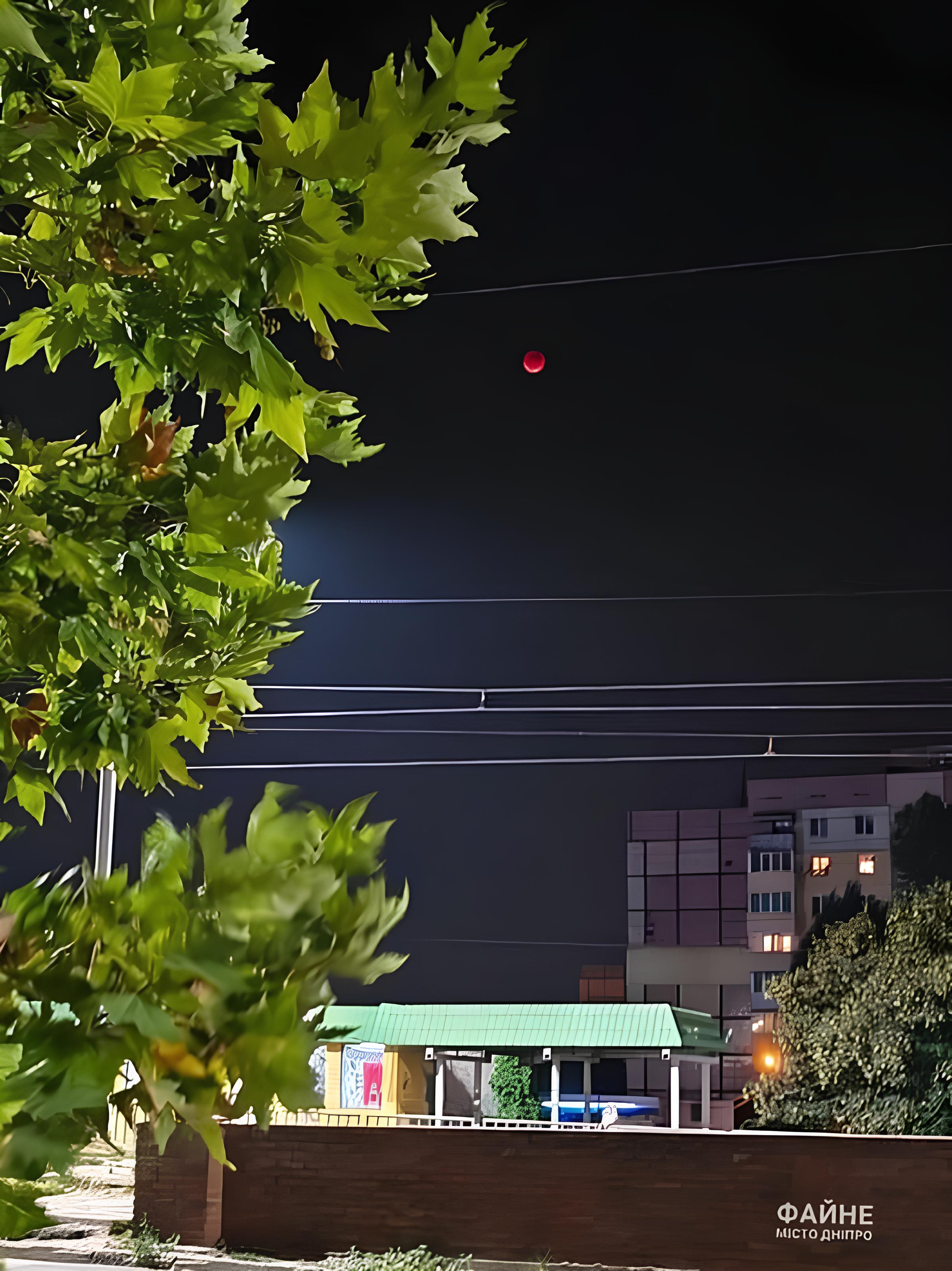 Пропустили червоний Місяць? Дивіться, як виглядало криваве затемнення над Україною фото 1