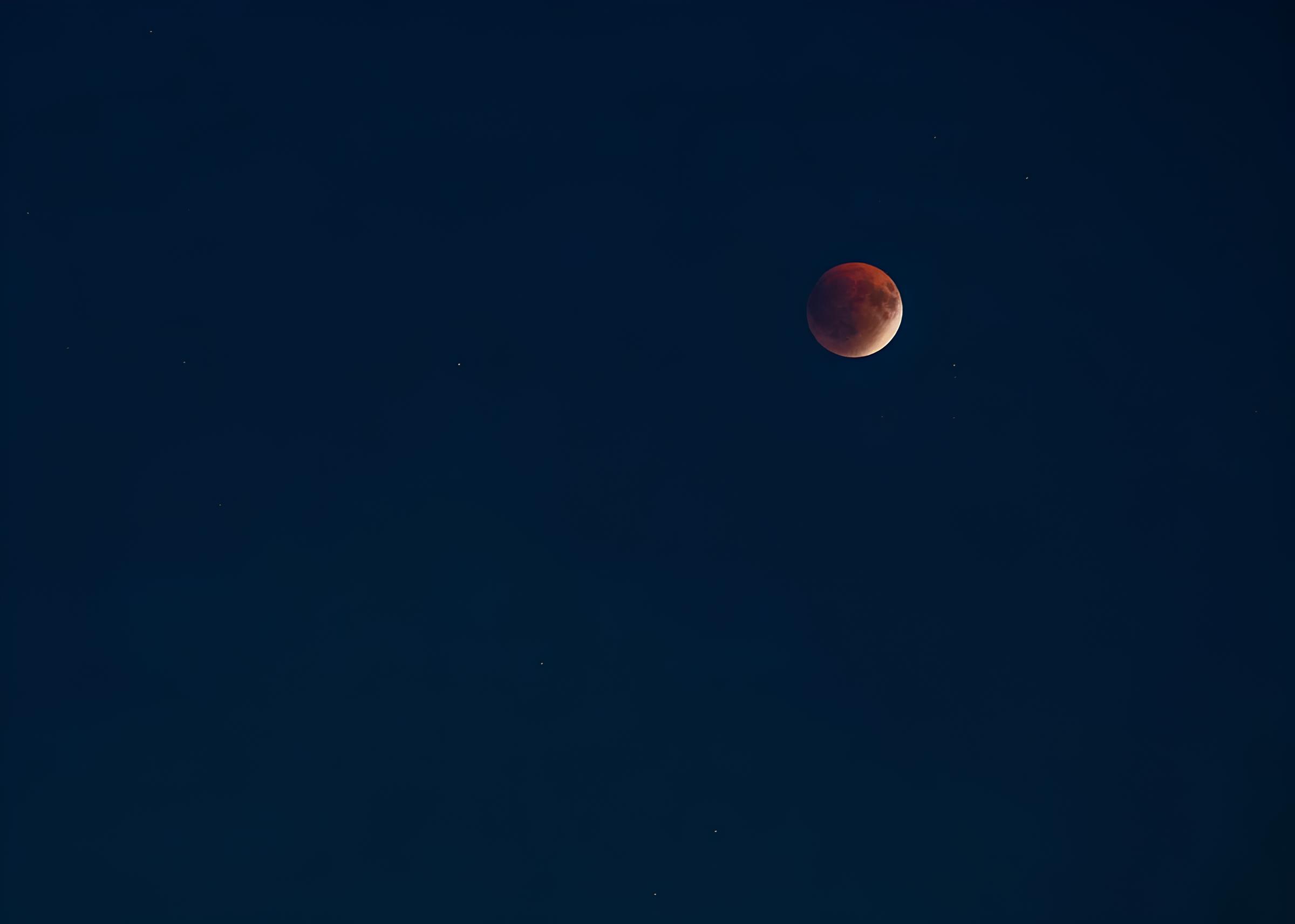 Пропустили червоний Місяць? Дивіться, як виглядало криваве затемнення над Україною фото 3 2