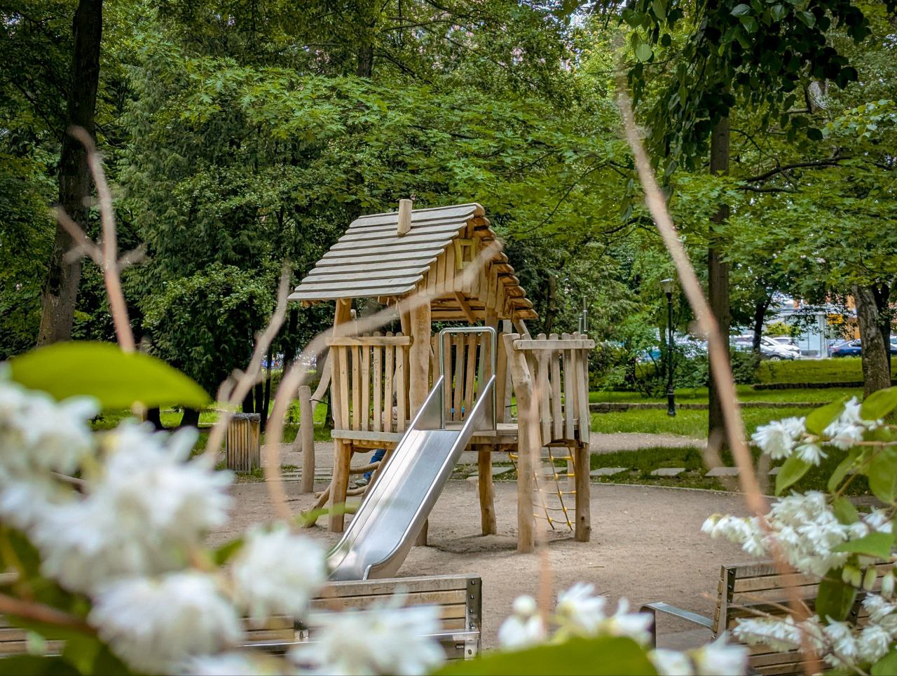 Кінець яскравому пластику: чому дитячі майданчики з дерева підкорюють Україну фото 1