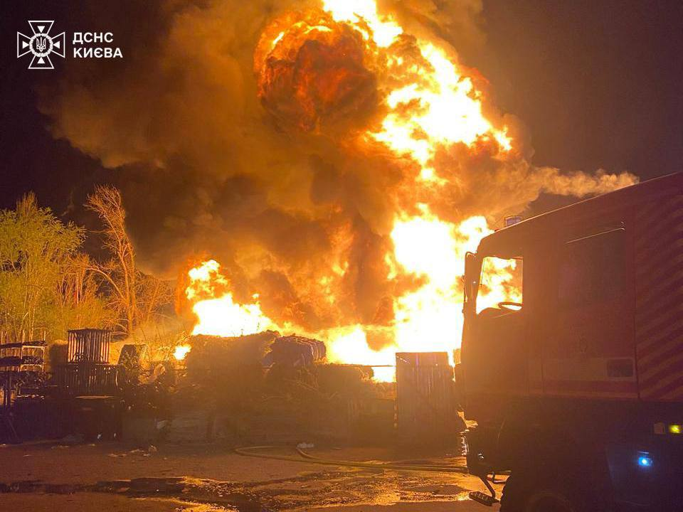 Масований удар Росії по Україні вночі перед 16 квітня забрав життя людей у кількох містах.