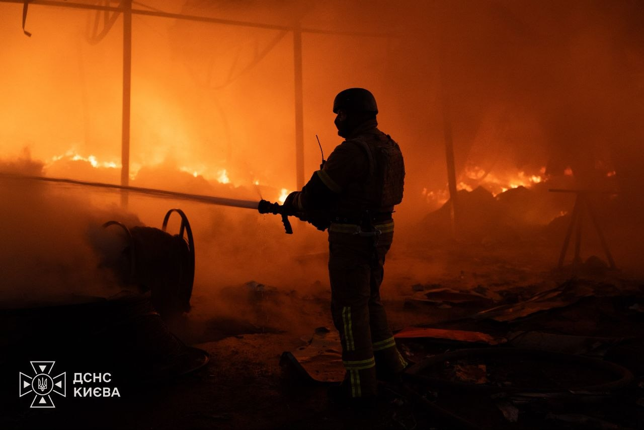 Росія вночі атакувала Україну &mdash; ППО збила 175 цілей, у Києві загинули двоє людей фото