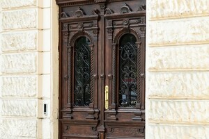 В Одессе отреставрировали 130-летние двери доходного дома архитектора Влодека фото 1